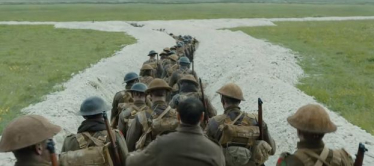 1917
Oscar ödüllü yönetmen Sam Mendes'in çektiği 1917, Birinci Dünya Savaşı sırasında geçiyor.

Film, yüzlerce askerin hayatını kaybetmesini önleyecek bir mesajın düşman bölgesine geçilerek iletilmesi gibi başarı şansı oldukça düşük ancak kritik bir görevi yerine getirmekle görevlendirilen iki askerin öyküsünü anlatıyor.

Filmde rol alan oyuncular arasında Colin Firth, Andrew Scott, Benedict Cumberbatch, Mark Strong ve Richard Madden gibi isimler var.

Filmin özellikle savaş sahnelerinin tek plan çekim gibi görünen oldukça etkileyici ve izleyiciyi içine alan bir teknikle çekildiği belirtiliyor.

Mendes, dedesinin hikayesinden ilham alarak filmin öyküsünü yazdığını söylüyor.

1917'nin Türkiye vizyon tarihi 7 Şubat 2020 olarak açıklandı.