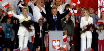 Polonya'da seçimi Duda kazandı