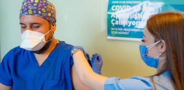 Çin'de geliştirilen koronavirüs aşısı Türkiye'de ilk gönüllüye yapıldı