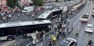 Avcılar'da metrobüsler çarpıştı: 42 kişi yaralandı