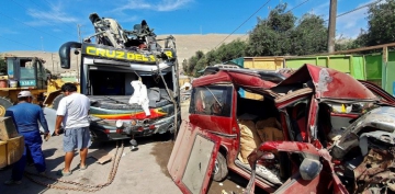 Peru'da otobüs park halindeki araçlara çarptı: 16 ölü