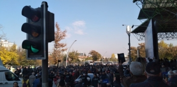 Meclis önünde açıklama yapmak isteyen Alevilere polis müdahalesi