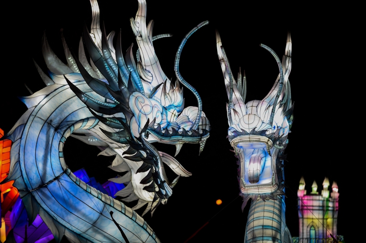 Polonya'nın Varşova kentinde yüz binlerce led ışık ve neon lamba kullanılarak yapılan Çin ışık festivali ziyaretçileri ağırladı. Festivalde çeşitli şekiller verilmiş 34 metal yapı ışıklandırılarak sergilendi.

