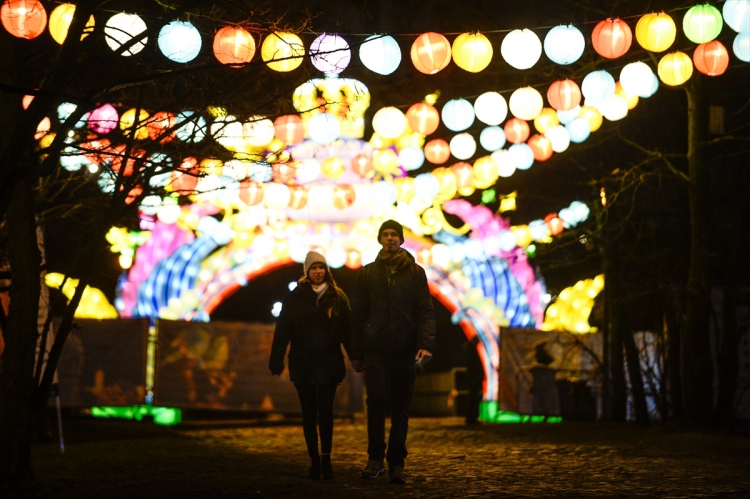 Polonya'nın Varşova kentinde yüz binlerce led ışık ve neon lamba kullanılarak yapılan Çin ışık festivali ziyaretçileri ağırladı. Festivalde çeşitli şekiller verilmiş 34 metal yapı ışıklandırılarak sergilendi.
