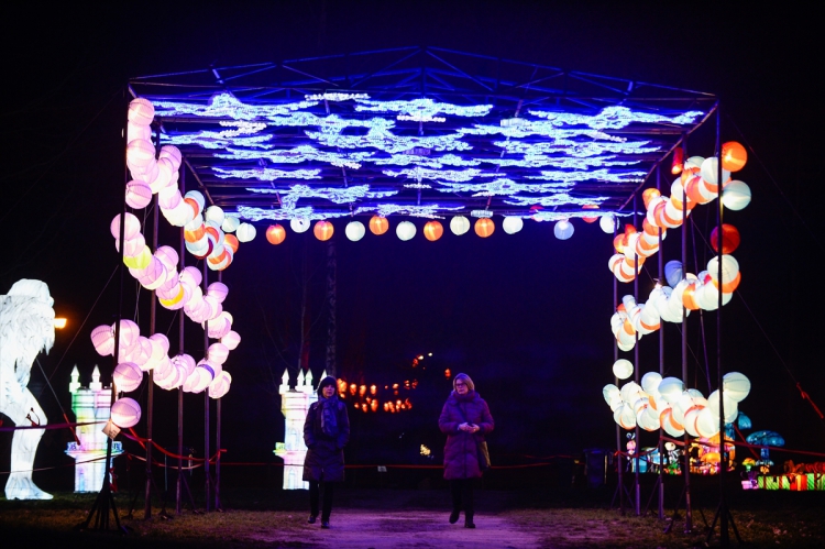 Polonya'nın Varşova kentinde yüz binlerce led ışık ve neon lamba kullanılarak yapılan Çin ışık festivali ziyaretçileri ağırladı. Festivalde çeşitli şekiller verilmiş 34 metal yapı ışıklandırılarak sergilendi.
