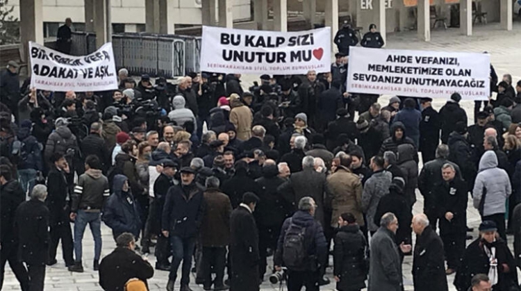 Eski Başbakan Bülent Ecevit'in eşi Rahşan Ecevit, böbrek ve akciğer yetmezliğinden 97 yaşında tedavi gördüğü GATA'da hayatını kaybetti