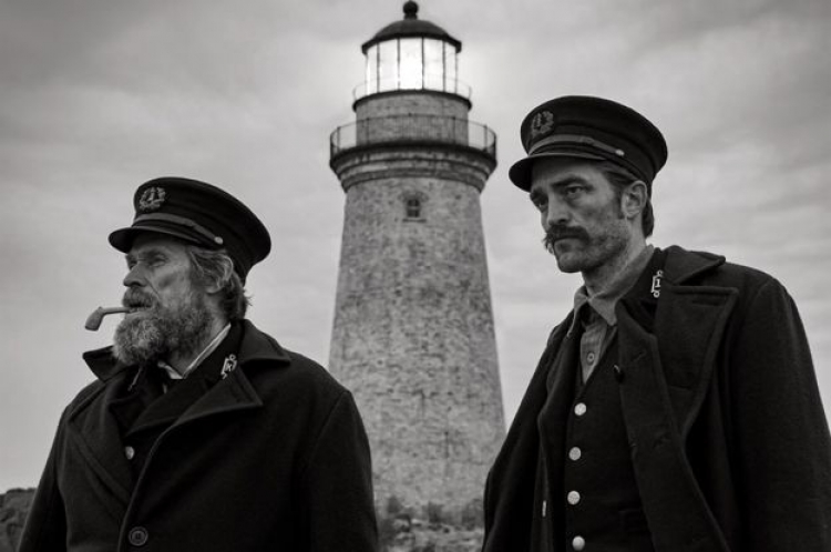 The Lighthouse
Başrollerinde Robert Pattinson ve Willem Dafoe'nın rol aldığı bu psikolojik gerilim filminin yönetmenlik koltuğunda Robert Eggers var.

35 milimetre ve siyah-beyaz çekilen filmin prömiyeri Cannes Film Festivali'nde yapıldı.

Film, çok uzun bir zamandır deniz fenerinde nöbetçilik yapan iki adamın yalnızlığını ve akıl sağlıklarını yitirmelerini anlatıyor.

Türkiye'de vizyona girmeyecek olan film, geçen yılki Filmekimi programı kapsamında izleyiciyle buluştu.