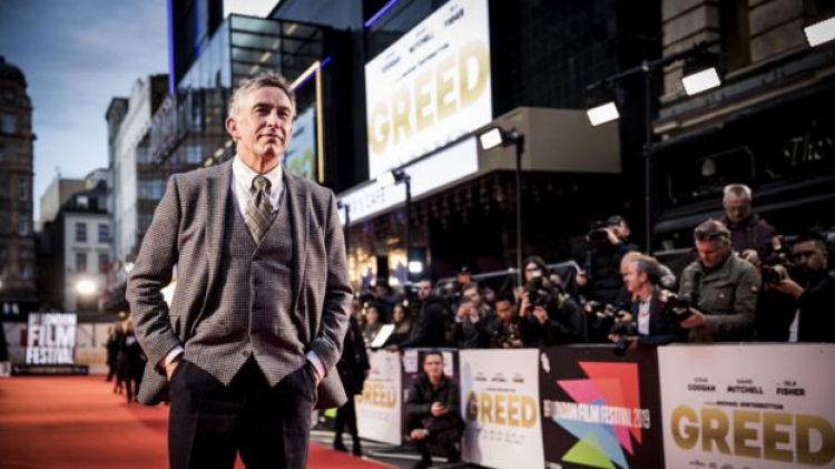 Greed
İngiliz yönetmen Michael Winterbottom ile oyuncu Steve Coogan'ı bir kez daha getiren bu filmde, zengin bir iş adamının 60'ıncı yaş gününü Yunanistan'ın Mykonos adasında kutlamasının hikayesi anlatılıyor.

Film, aşırı zenginlik, sorumsuzca tüketim ve işgücünün küreselleşmesi gibi konulara dikkat çeken eğlenceli bir film.

Türkiye'de vizyona girip girmeyeceği henüz bilinmiyor.