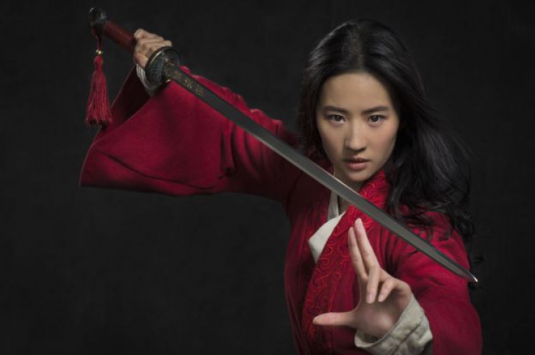 Mulan
Disney, 2020'de eski bir filmi yeniden çekme furyasına yeni bir film daha eklemeye hazırlanıyor.

1998 yapımı animasyon film Mulan, 2020'de vizyona girecek.

Niki Caro'nun çektiği filmde, Çin İmparatorluk Ordusu'nun seferberlik çağrısı üzerine hasta olan babasının yerine erkek kılığına girip orduya katılan Mulan'ın hikayesi anlatılıyor.

Mulan karakterine Çin asıllı ABD'li oyuncu Liu Yifei hayat veriyor. Diğer oyuncular arasında Jason Scott Lee, Jet Li ve Donnie Yen yer alıyor.

Mulan, 17 Nisan 2020'de Türkiye'de vizyona giriyor.