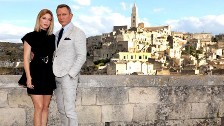 Ölmek İçin Zaman Yok (No Time To Die)
Bond serisinin 25'inci filmi de 2020 yılı içinde vizyona girecekler arasında.

Sam Mendes'in 1917 üzerinde çalışması, Danny Boyle'un yapılan teklifi kabul etmemesi üzerine yönetmenlik koltuğuna Cary Joji Fukunaga oturdu.

Bu aynı zamanda Daniel Craig'in beşinci Bond filmi. Henüz doğrulanmamış olmasına karşın Craig'in son kez James Bond karakteri için kamera karşısına geçtiği söylentileri de var.

Bond, emekliliğinin keyfini sürerken tehlikeli bir iş için yeniden göreve çağrılır.

Bu Bond filminin kötü adamını ise Oscar Ödüllü Rami Malek canlandırıyor.

Filmin çekimleri ise oldukça olaylı geçti. Craig bir sahnede ayak bileğinden yaralanırken, patlama sahnesi çekilirken de bir set görevlisi yaralandı.

Filmin Türkiye'de vizyona giriş tarihi 3 Nisan 2020.
