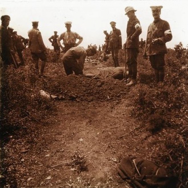 MITCHELL LIBRARY, STATE LIBRARY OF NEW SOUTH WALES
Kılıçbayırı'nda Avustralyalı askerler Türk ve Avustralyalı askerleri gömüyor, 24 Mayıs 1915