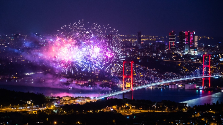 İBB, 19 Mayıs'ı görsel şölenle kutladı