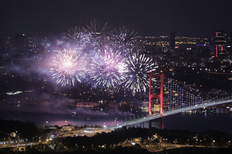 İBB, 19 Mayıs'ı görsel şölenle kutladı
