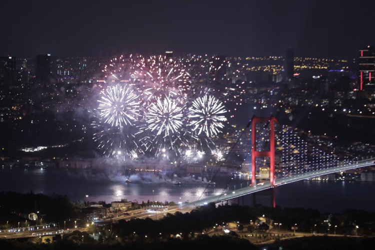 İBB, 19 Mayıs'ı görsel şölenle kutladı