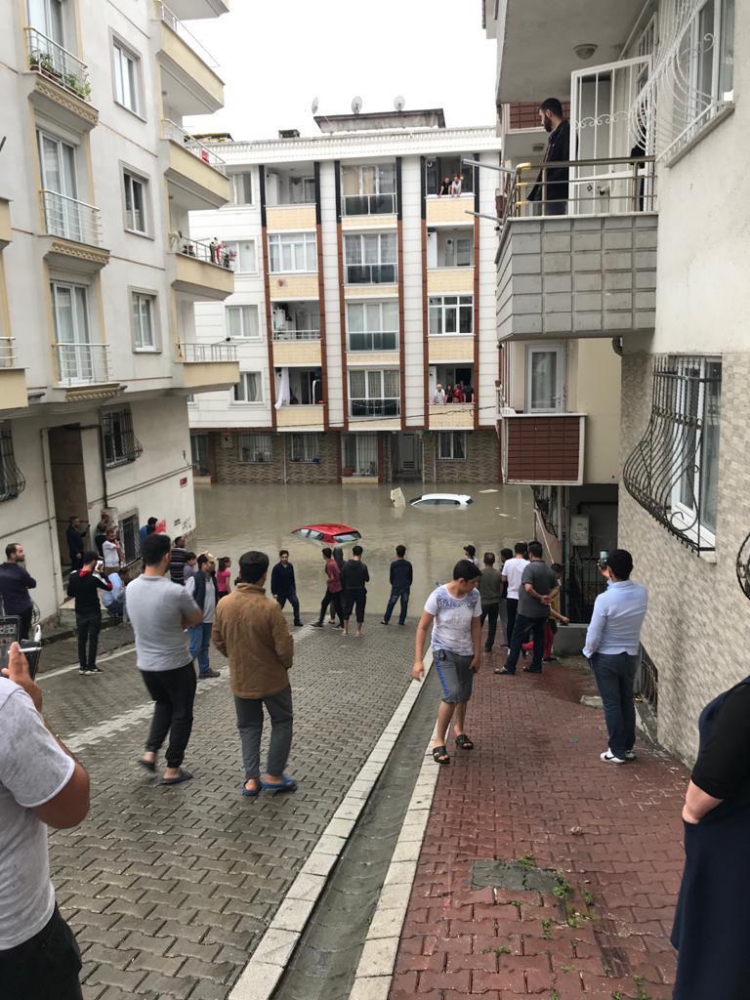 İstanbul'u etkisi altına alan şiddetli yağış, Esenyurt'ta korkutan bir olaya neden oldu. İlçede bir binanın bodrum katında mahsur kalanlar olduğunun bildirilmesi üzerine itfaiye ekipleri harekete geçti. İstanbul Valiliği, Esenyurt'ta zemin katta mahsur kalan 3 çocuğun kurtarıldığını açıklarken İstanbul Valisi Ali Yerlikaya ise faciada 30 yaşında bir Suriye uyruklu erkeğin hayatını kaybettiğini duyurdu.