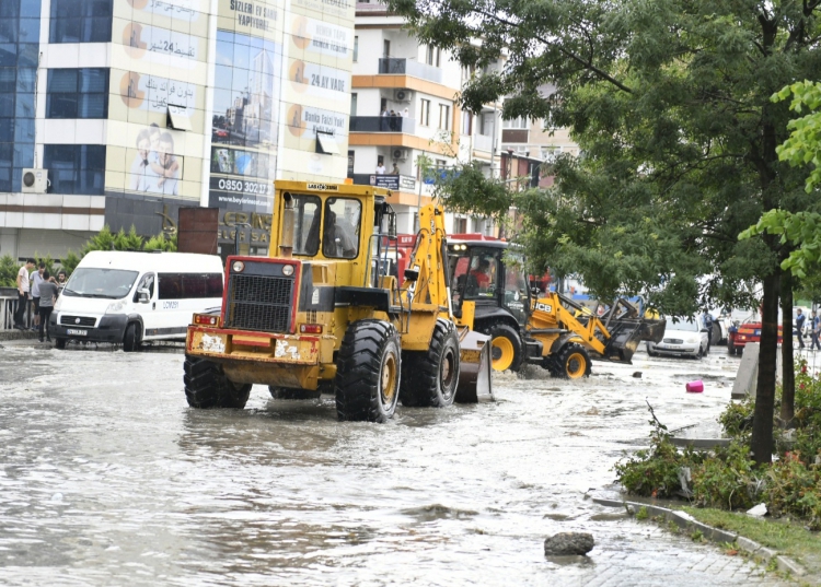 İstanbul'u etkisi altına alan şiddetli yağış, Esenyurt'ta korkutan bir olaya neden oldu. İlçede bir binanın bodrum katında mahsur kalanlar olduğunun bildirilmesi üzerine itfaiye ekipleri harekete geçti. İstanbul Valiliği, Esenyurt'ta zemin katta mahsur kalan 3 çocuğun kurtarıldığını açıklarken İstanbul Valisi Ali Yerlikaya ise faciada 30 yaşında bir Suriye uyruklu erkeğin hayatını kaybettiğini duyurdu.