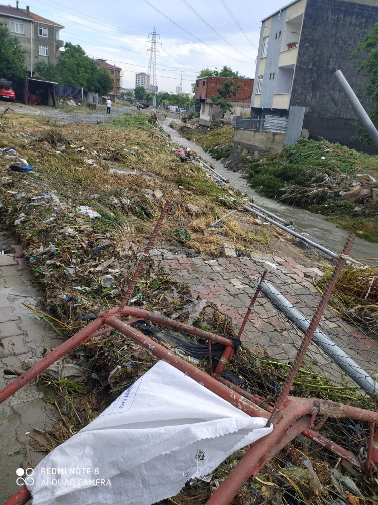 İstanbul'u etkisi altına alan şiddetli yağış, Esenyurt'ta korkutan bir olaya neden oldu. İlçede bir binanın bodrum katında mahsur kalanlar olduğunun bildirilmesi üzerine itfaiye ekipleri harekete geçti. İstanbul Valiliği, Esenyurt'ta zemin katta mahsur kalan 3 çocuğun kurtarıldığını açıklarken İstanbul Valisi Ali Yerlikaya ise faciada 30 yaşında bir Suriye uyruklu erkeğin hayatını kaybettiğini duyurdu.
