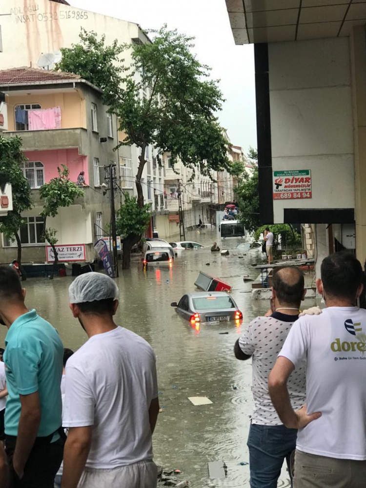 İstanbul'u etkisi altına alan şiddetli yağış, Esenyurt'ta korkutan bir olaya neden oldu. İlçede bir binanın bodrum katında mahsur kalanlar olduğunun bildirilmesi üzerine itfaiye ekipleri harekete geçti. İstanbul Valiliği, Esenyurt'ta zemin katta mahsur kalan 3 çocuğun kurtarıldığını açıklarken İstanbul Valisi Ali Yerlikaya ise faciada 30 yaşında bir Suriye uyruklu erkeğin hayatını kaybettiğini duyurdu.