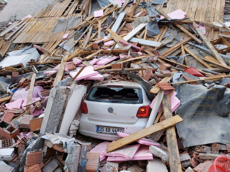 İzmir'de yaşanan 6.6 büyüklüğündeki deprem sonrası bazı ilçelerde yıkılan binalar olduğuna dair görüntüler paylaşıldı: