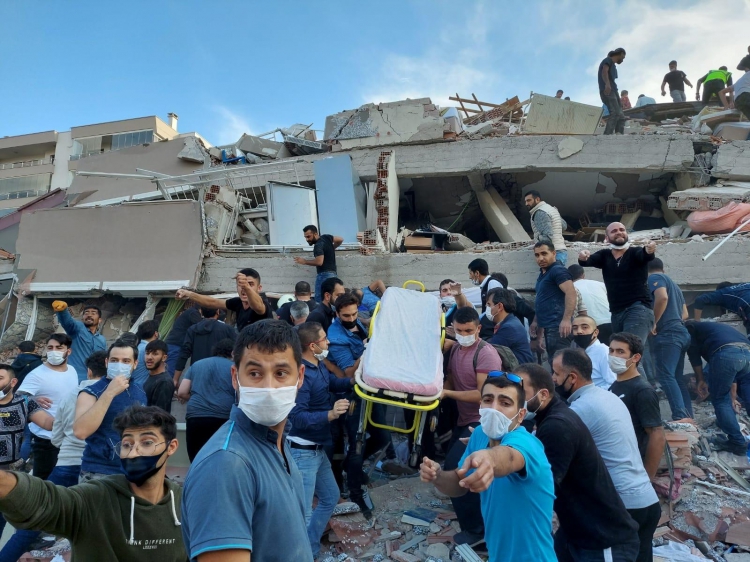 İzmir'de yaşanan 6.6 büyüklüğündeki deprem sonrası bazı ilçelerde yıkılan binalar olduğuna dair görüntüler paylaşıldı: