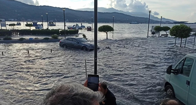 İzmir'de yaşanan 6.6 büyüklüğündeki deprem sonrası bazı ilçelerde yıkılan binalar olduğuna dair görüntüler paylaşıldı: