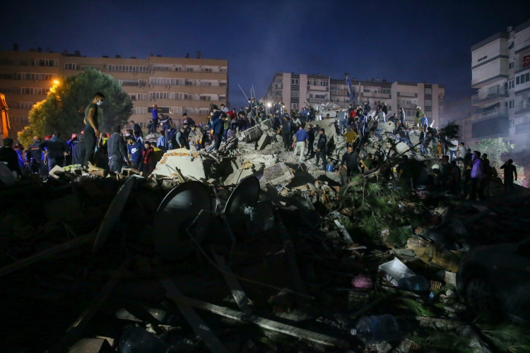 İzmir'de yaşanan 6.6 büyüklüğündeki deprem sonrası bazı ilçelerde yıkılan binalar olduğuna dair görüntüler paylaşıldı: