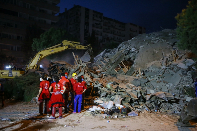 İzmir'de yaşanan 6.6 büyüklüğündeki deprem sonrası bazı ilçelerde yıkılan binalar olduğuna dair görüntüler paylaşıldı: