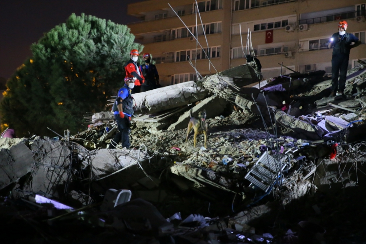 İzmir'de yaşanan 6.6 büyüklüğündeki deprem sonrası bazı ilçelerde yıkılan binalar olduğuna dair görüntüler paylaşıldı: