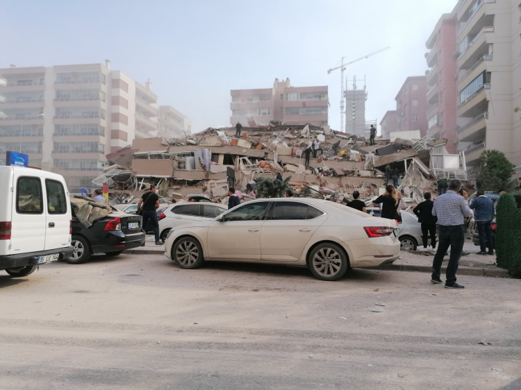 İzmir'de yaşanan 6.6 büyüklüğündeki deprem sonrası bazı ilçelerde yıkılan binalar olduğuna dair görüntüler paylaşıldı: