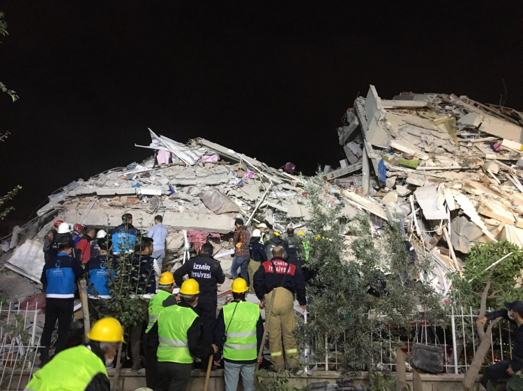 İzmir'de yaşanan 6.6 büyüklüğündeki deprem sonrası bazı ilçelerde yıkılan binalar olduğuna dair görüntüler paylaşıldı: