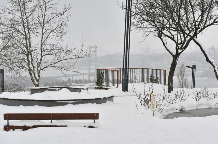 İstanbul'da etkili olan kar yağışı fotoğraflara yansıdı.
