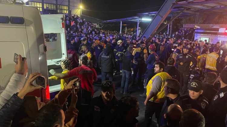 Bartın Amasra'da bir maden ocağında patlama meydana geldi. İçişleri Bakanı Soylu, patlamada 14 kişinin hayatını kaybettiğini duyurdu.
