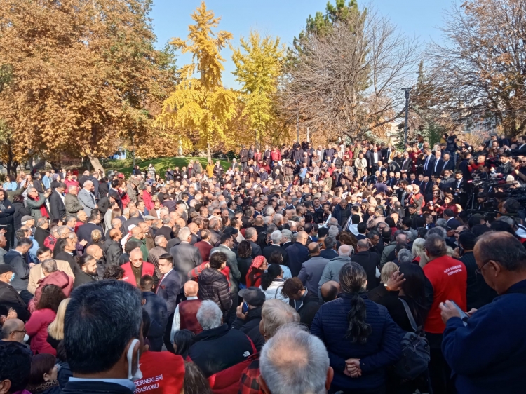 İktidarın Aleviliği inanç değil ‘kültür’ ifadesiyle tanımlayan kanun teklifine karşı Alevi örgütlerinin TBMM önünde yapmak istedikleri basın açıklamasına polis müdahale etti. 