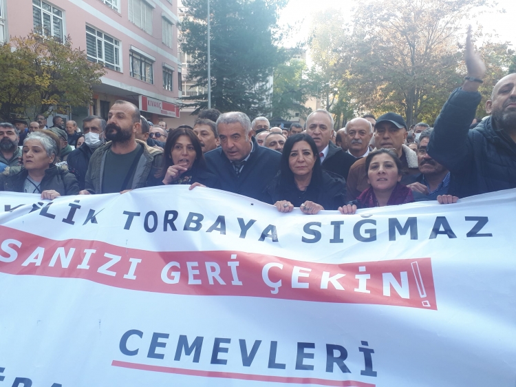 İktidarın Aleviliği inanç değil ‘kültür’ ifadesiyle tanımlayan kanun teklifine karşı Alevi örgütlerinin TBMM önünde yapmak istedikleri basın açıklamasına polis müdahale etti. 