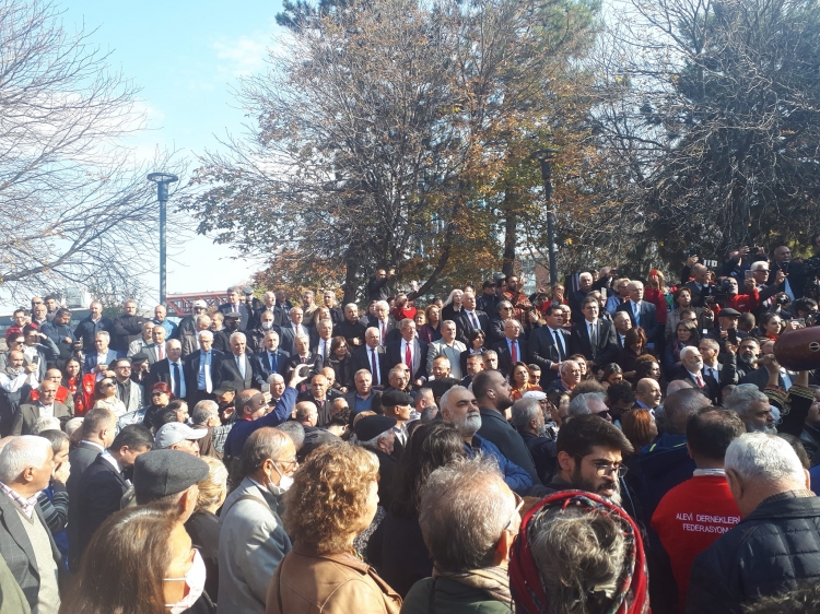 İktidarın Aleviliği inanç değil ‘kültür’ ifadesiyle tanımlayan kanun teklifine karşı Alevi örgütlerinin TBMM önünde yapmak istedikleri basın açıklamasına polis müdahale etti. 