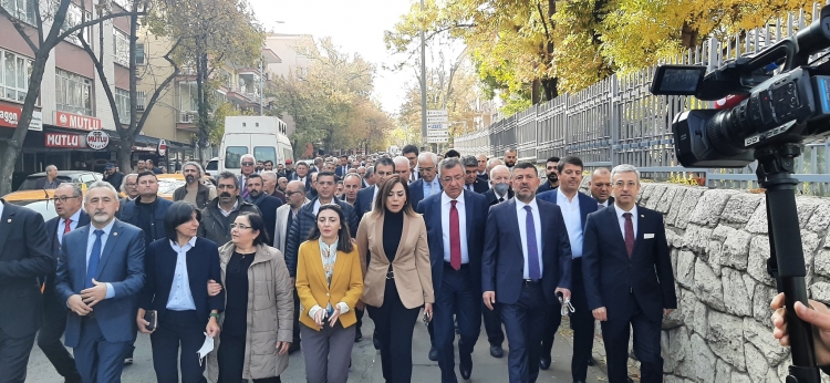 İktidarın Aleviliği inanç değil ‘kültür’ ifadesiyle tanımlayan kanun teklifine karşı Alevi örgütlerinin TBMM önünde yapmak istedikleri basın açıklamasına polis müdahale etti. 