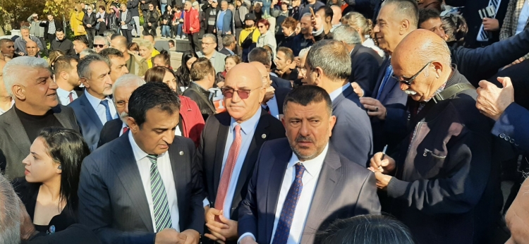 İktidarın Aleviliği inanç değil ‘kültür’ ifadesiyle tanımlayan kanun teklifine karşı Alevi örgütlerinin TBMM önünde yapmak istedikleri basın açıklamasına polis müdahale etti. 