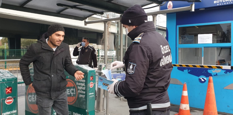 İstanbul’da toplu taşımayı kullananlara maske dağıtılıyor