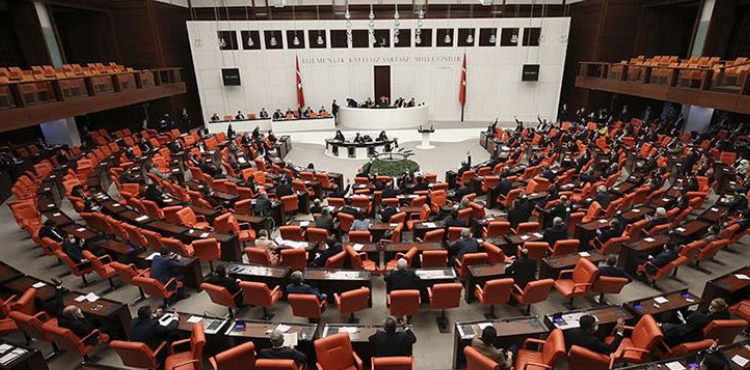 Çoklu baro düzenlemesini yasalaştı