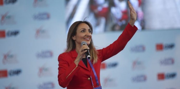 CHP'nin Kadın Kolları Genel Başkanı Nazlıaka oldu
