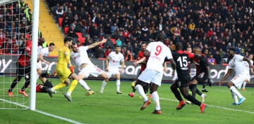 Lider Sivasspor Gaziantep'e 5-1 yenildi