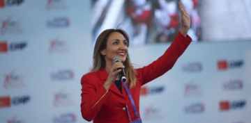 CHP'nin Kadın Kolları Genel Başkanı Nazlıaka oldu