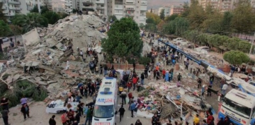 33 saat sonra bir kişi enkazdan yaralı olarak çıkarıldı