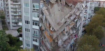 Depremde bir kısmı yıkılan Karagül Apartmanı yıkıldı