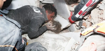 3 yaşındaki Ayda 91 saat sonra enkazdan sağ olarak çıkarıldı