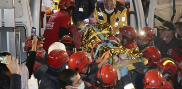 Enkazdan 58 saat sonra çıkarıldı, koronavirüse yakalandı