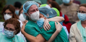 Pfizer’ın Covid-19 aşısı olan sağlık çalışanı 10 dakikada fenalaştı
