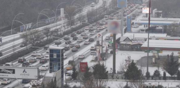 Ankara'ya mevsimin ilk karı yağdı