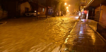 İzmir'in birçok ilçesinde şiddetli yağış sele neden oldu