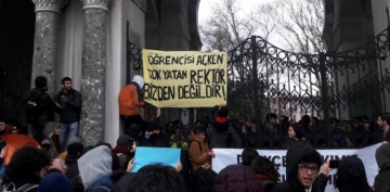 Öğrenci coplayan polis görevden uzaklaştırıldı